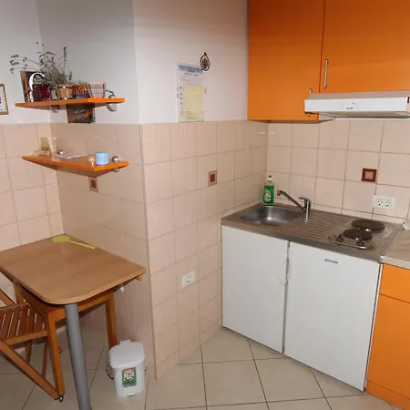 Dugis Studio-no Parking